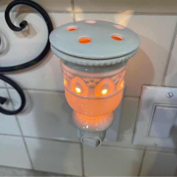 Scentsy Wax Warmer  Plug-In   Nightlight - Picture 1 of 9